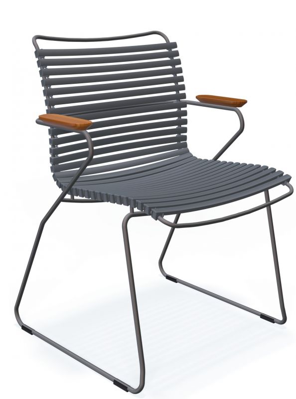 Click Dining Stuhl mit Armlehne von Houe, dunkelgrauer Outdoor Stuhl mit Holzarmlehnen.